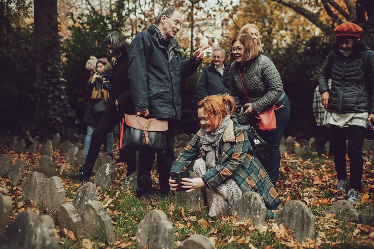 Walking tour in Hyde Park pet cemetery